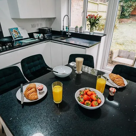 Stunning 4-bed Fast Wifi Near Centre, Garden, Family, Contractors Birmingham