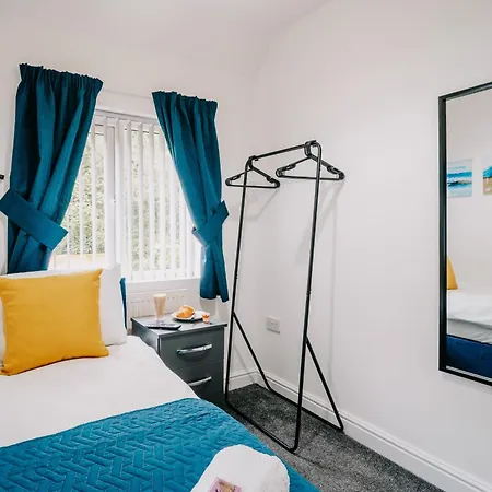 Stunning 4-bed Fast Wifi Near Centre, Garden, Family, Contractors Dom wakacyjny