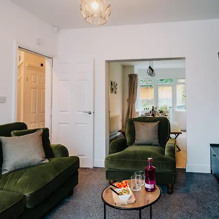 Dom wakacyjny Stunning 4-bed Fast Wifi Near Centre, Garden, Family, Contractors *