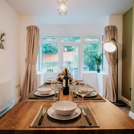 Dom wakacyjny Stunning 4-bed Fast Wifi Near Centre, Garden, Family, Contractors *