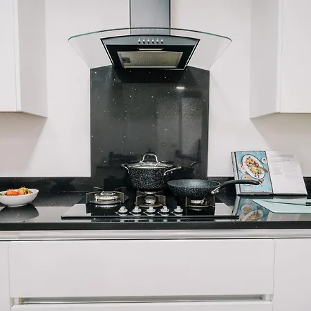 Stunning 4-bed Fast Wifi Near Centre, Garden, Family, Contractors Dom wakacyjny
