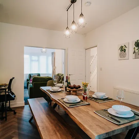 Dom wakacyjny Stunning 4-bed Fast Wifi Near Centre, Garden, Family, Contractors