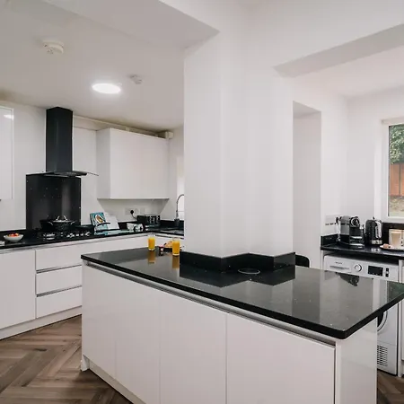 Stunning 4-bed Fast Wifi Near Centre, Garden, Family, Contractors Dom wakacyjny Birmingham