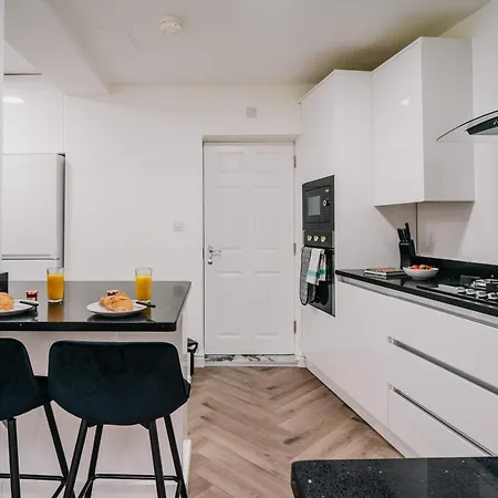 Dom wakacyjny Stunning 4-bed Fast Wifi Near Centre, Garden, Family, Contractors