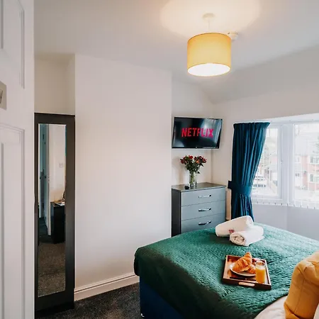 Stunning 4-bed Fast Wifi Near Centre, Garden, Family, Contractors