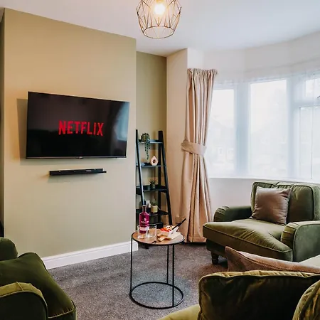Stunning 4-bed Fast Wifi Near Centre, Garden, Family, Contractors Dom wakacyjny